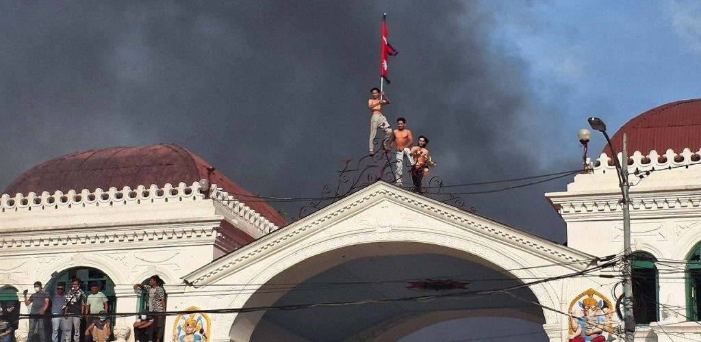 जेनजी प्रदर्शनकारीद्वारा सिंहदरबार कब्जा, मूल गेटमा झण्डा फहराइयो